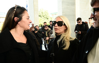 «Στον μαχητή μου», γράφει το στεφάνι της συζύγου του Αντώνη Λυμπέρη πάνω από το φέρετρο – Το τελευταίο «αντίο» «Στον μαχητή μου», γράφει το στεφάνι της συζύγου του Αντώνη Λυμπέρη πάνω από το φέρετρο – Το τελευταίο «αντίο»