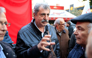 Σε εξέλιξη η μεγάλη πορεία του Πολυτεχνείου προς την αμερικανική και την ισραηλινή πρεσβεία Σε εξέλιξη η μεγάλη πορεία του Πολυτεχνείου προς την αμερικανική και την ισραηλινή πρεσβεία