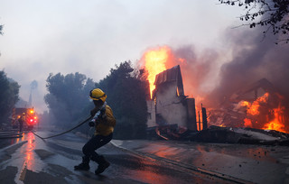 Φωτιά εκτός ελέγχου στην Καλιφόρνια Φωτιά εκτός ελέγχου στην Καλιφόρνια