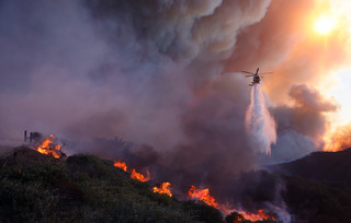 Φωτιά εκτός ελέγχου στην Καλιφόρνια Φωτιά εκτός ελέγχου στην Καλιφόρνια