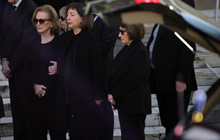 Με τιμές εν ενεργεία πρωθυπουργού το τελευταίο αντίο στον Κώστα Σημίτη Με τιμές εν ενεργεία πρωθυπουργού το τελευταίο αντίο στον Κώστα Σημίτη