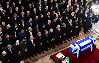 Με τιμές εν ενεργεία πρωθυπουργού το τελευταίο αντίο στον Κώστα Σημίτη Με τιμές εν ενεργεία πρωθυπουργού το τελευταίο αντίο στον Κώστα Σημίτη