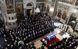 Με τιμές εν ενεργεία πρωθυπουργού το τελευταίο αντίο στον Κώστα Σημίτη Με τιμές εν ενεργεία πρωθυπουργού το τελευταίο αντίο στον Κώστα Σημίτη