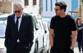 Υποβασταζόμενη η μητέρα της Καίτης Κωνσταντίνου στην κηδεία της ηθοποιού Υποβασταζόμενη η μητέρα της Καίτης Κωνσταντίνου στην κηδεία της ηθοποιού