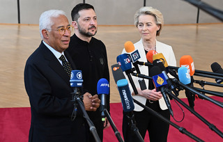 Ούρσουλα φον ντερ Λάιεν με τον Ζελένσκι στο πλευρό της