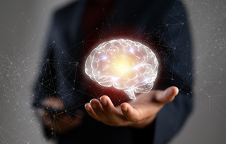 Ένας άντρας κρατάει εικονικό εγκέφαλο