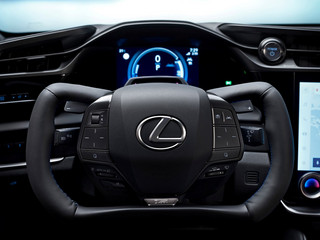 Το Lexus RZ διαθέτει 2 νέα καινοτόμα συστήματα Το Lexus RZ διαθέτει 2 νέα καινοτόμα συστήματα