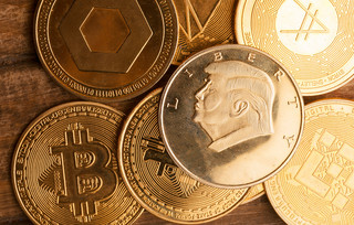 Στα ύψη η τιμή του κρυπτονομίσματος του Τραμπ