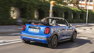 Το MINI Cooper Cabrio S έχει καλοκαιρινή διάθεση Το MINI Cooper Cabrio S έχει καλοκαιρινή διάθεση