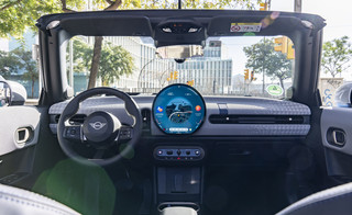 Το MINI Cooper Cabrio S έχει καλοκαιρινή διάθεση Το MINI Cooper Cabrio S έχει καλοκαιρινή διάθεση