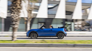 Το MINI Cooper Cabrio S έχει καλοκαιρινή διάθεση Το MINI Cooper Cabrio S έχει καλοκαιρινή διάθεση