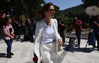 Στα λευκά στην κηδεία του Νίκου Γαλανού η Κάτια Δανδουλάκη Στα λευκά στην κηδεία του Νίκου Γαλανού η Κάτια Δανδουλάκη