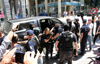 Εικόνες που θυμίζουν Πισπιρίγκου με τη Μουρτζούκου στην Πάτρα Εικόνες που θυμίζουν Πισπιρίγκου με τη Μουρτζούκου στην Πάτρα
