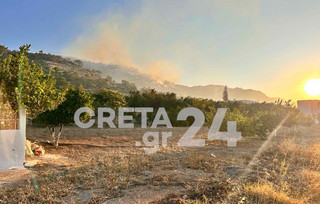 Μαίνεται η φωτιά στην Ιεράπετρα, «η κατάσταση εξακολουθεί να είναι δύσκολη»