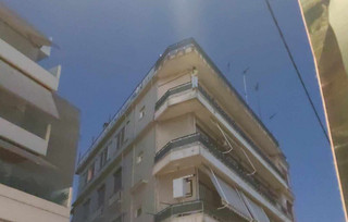 Νεκρή γυναίκα που έπεσε από μπαλκόνι πολυκατοικίας στον 4ο όροφο Νεκρή γυναίκα που έπεσε από μπαλκόνι πολυκατοικίας στον 4ο όροφο