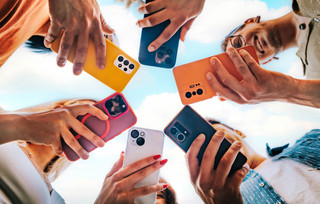 Άνθρωποι με smartphones Άνθρωποι με smartphones