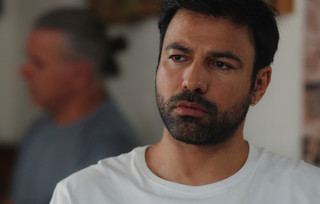 Η δραματική σειρά του MEGA, «Η γη της ελιάς», επέστρεψε με ανατροπές αλλά και νέα μέτωπα που πυροδοτούν εξελίξεις.