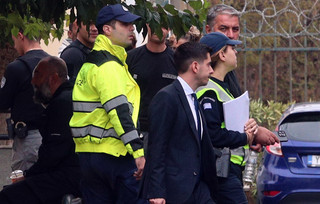 Με χειροπέδες στην Ευελπίδων ο Βασίλης Μπισμπίκης