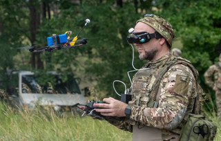 Ουκρανός στρατιώτης με drone Ουκρανός στρατιώτης με drone