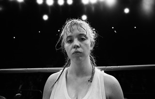 Αφηγείται την ιστορία της Κρίστι Μάρτιν, της πιο επιτυχημένης γυναίκας πυγμάχου των 90s.