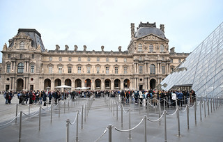 Άνοιξε το Λούβρο μετά τη θεαματική ληστεία – Στα 88 εκατομμύρια ευρώ η αξία των ιστορικών βασιλικών κοσμημάτων Άνοιξε το Λούβρο μετά τη θεαματική ληστεία – Στα 88 εκατομμύρια ευρώ η αξία των ιστορικών βασιλικών κοσμημάτων