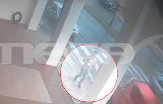 Με καφέ και σάντουιτς στο χέρι ο 22χρονος συνεργός στην Καλαμάτα Με καφέ και σάντουιτς στο χέρι ο 22χρονος συνεργός στην Καλαμάτα
