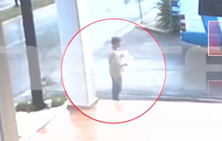 Με καφέ και σάντουιτς στο χέρι ο 22χρονος συνεργός στην Καλαμάτα Με καφέ και σάντουιτς στο χέρι ο 22χρονος συνεργός στην Καλαμάτα