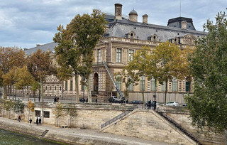 Μουσείο Λούβρου_ Το παράθυρο από όπου μπηκαν οι κλέφτες Μουσείο Λούβρου_ Το παράθυρο από όπου μπηκαν οι κλέφτες