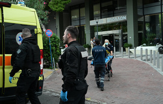 Ο άνδρας έπινε μόνος του καφέ όταν δέχτηκε ένα τηλεφώνημα, μίλησε για λίγο και στη συνέχεια σηκώθηκε και πήδηξε από τον 24ο όροφο Ο άνδρας έπινε μόνος του καφέ όταν δέχτηκε ένα τηλεφώνημα, μίλησε για λίγο και στη συνέχεια σηκώθηκε και πήδηξε από τον 24ο όροφο