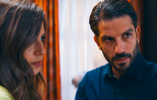 Ο Φώντας είναι έτοιμος να μπει στο κομμωτήριο, αλλά όλα πάνε λάθος και ο Μιχαήλος καταφέρνει τελευταία στιγμή να το σκάσει, την ώρα που μέσα στον χώρο εκτυλίσσονται κωμικοτραγικές καταστάσεις. Ο Φώντας είναι έτοιμος να μπει στο κομμωτήριο, αλλά όλα πάνε λάθος και ο Μιχαήλος καταφέρνει τελευταία στιγμή να το σκάσει, την ώρα που μέσα στον χώρο εκτυλίσσονται κωμικοτραγικές καταστάσεις.