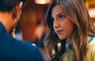 Ο Φώντας είναι έτοιμος να μπει στο κομμωτήριο, αλλά όλα πάνε λάθος και ο Μιχαήλος καταφέρνει τελευταία στιγμή να το σκάσει, την ώρα που μέσα στον χώρο εκτυλίσσονται κωμικοτραγικές καταστάσεις. Ο Φώντας είναι έτοιμος να μπει στο κομμωτήριο, αλλά όλα πάνε λάθος και ο Μιχαήλος καταφέρνει τελευταία στιγμή να το σκάσει, την ώρα που μέσα στον χώρο εκτυλίσσονται κωμικοτραγικές καταστάσεις.