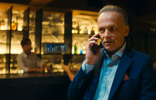 Ο Φώντας είναι έτοιμος να μπει στο κομμωτήριο, αλλά όλα πάνε λάθος και ο Μιχαήλος καταφέρνει τελευταία στιγμή να το σκάσει, την ώρα που μέσα στον χώρο εκτυλίσσονται κωμικοτραγικές καταστάσεις. Ο Φώντας είναι έτοιμος να μπει στο κομμωτήριο, αλλά όλα πάνε λάθος και ο Μιχαήλος καταφέρνει τελευταία στιγμή να το σκάσει, την ώρα που μέσα στον χώρο εκτυλίσσονται κωμικοτραγικές καταστάσεις.