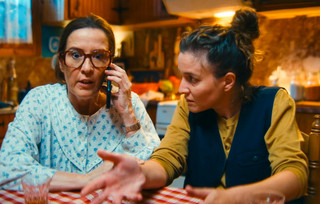 Ο Φώντας είναι έτοιμος να μπει στο κομμωτήριο, αλλά όλα πάνε λάθος και ο Μιχαήλος καταφέρνει τελευταία στιγμή να το σκάσει, την ώρα που μέσα στον χώρο εκτυλίσσονται κωμικοτραγικές καταστάσεις. Ο Φώντας είναι έτοιμος να μπει στο κομμωτήριο, αλλά όλα πάνε λάθος και ο Μιχαήλος καταφέρνει τελευταία στιγμή να το σκάσει, την ώρα που μέσα στον χώρο εκτυλίσσονται κωμικοτραγικές καταστάσεις.