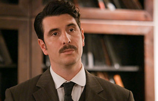 Η Αλίκη, ο Άρης και η Φρίντα παλεύουν να αποκωδικοποιήσουν τον νέο γρίφο, ενώ συνειδητοποιούν ότι είναι τα πιόνια στα χέρια κάποιου που κινείται άνετα μέσα στο ξενοδοχείο και έχει πρόσβαση παντού.