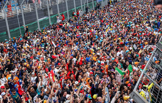 Το συναρπαστικό πρωτάθλημα συνεχίζεται, προσθέτοντας ακόμα περισσότερο ενδιαφέρον στο 21 ο Grand Prix, που θα διεξαχθεί στην πίστα Ιντερλάγκος του Σάο Πάολο της Βραζιλίας. Το συναρπαστικό πρωτάθλημα συνεχίζεται, προσθέτοντας ακόμα περισσότερο ενδιαφέρον στο 21 ο Grand Prix, που θα διεξαχθεί στην πίστα Ιντερλάγκος του Σάο Πάολο της Βραζιλίας.