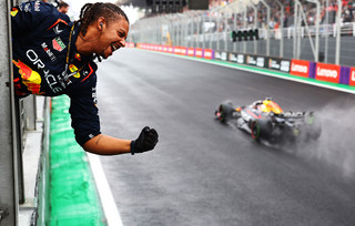 Το συναρπαστικό πρωτάθλημα συνεχίζεται, προσθέτοντας ακόμα περισσότερο ενδιαφέρον στο 21 ο Grand Prix, που θα διεξαχθεί στην πίστα Ιντερλάγκος του Σάο Πάολο της Βραζιλίας. Το συναρπαστικό πρωτάθλημα συνεχίζεται, προσθέτοντας ακόμα περισσότερο ενδιαφέρον στο 21 ο Grand Prix, που θα διεξαχθεί στην πίστα Ιντερλάγκος του Σάο Πάολο της Βραζιλίας.