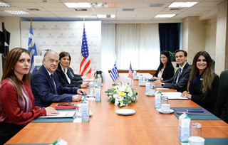 Θεοδωρικάκος – Γκιλφόιλ: Ενίσχυση της σχέσης Ελλάδας – ΗΠΑ σε επενδύσεις, ναυπηγική βιομηχανία, εμπόριο Θεοδωρικάκος – Γκιλφόιλ: Ενίσχυση της σχέσης Ελλάδας – ΗΠΑ σε επενδύσεις, ναυπηγική βιομηχανία, εμπόριο