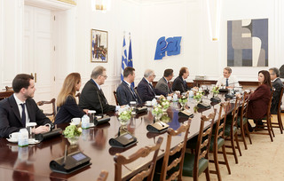 Ο Πρωθυπουργός Κυριάκος Μητσοτάκης συναντήθηκε σήμερα στο Μέγαρο Μαξίμου με αντιπροσωπεία της ομογενειακής οργάνωσης AHEPA. Κατά τη διάρκεια της συνάντησης συζητήθηκαν θέματα της ελληνικής διασποράς και η συμβολή της στην προώθηση των ελληνοαμερικανικών σχέσεων. Ο Πρωθυπουργός Κυριάκος Μητσοτάκης συναντήθηκε σήμερα στο Μέγαρο Μαξίμου με αντιπροσωπεία της ομογενειακής οργάνωσης AHEPA. Κατά τη διάρκεια της συνάντησης συζητήθηκαν θέματα της ελληνικής διασποράς και η συμβολή της στην προώθηση των ελληνοαμερικανικών σχέσεων.