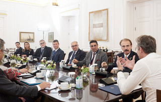 Ο Πρωθυπουργός Κυριάκος Μητσοτάκης συναντήθηκε σήμερα στο Μέγαρο Μαξίμου με αντιπροσωπεία της ομογενειακής οργάνωσης AHEPA. Κατά τη διάρκεια της συνάντησης συζητήθηκαν θέματα της ελληνικής διασποράς και η συμβολή της στην προώθηση των ελληνοαμερικανικών σχέσεων. Ο Πρωθυπουργός Κυριάκος Μητσοτάκης συναντήθηκε σήμερα στο Μέγαρο Μαξίμου με αντιπροσωπεία της ομογενειακής οργάνωσης AHEPA. Κατά τη διάρκεια της συνάντησης συζητήθηκαν θέματα της ελληνικής διασποράς και η συμβολή της στην προώθηση των ελληνοαμερικανικών σχέσεων.