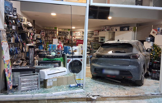 ΝΑΥΠΛΙΟ : Αυτοκίνητο έσπασε τη βιτρίνα και «μπήκε» σε κατάστημα ηλεκτρικών ειδών ΝΑΥΠΛΙΟ : Αυτοκίνητο έσπασε τη βιτρίνα και «μπήκε» σε κατάστημα ηλεκτρικών ειδών