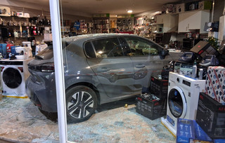 ΝΑΥΠΛΙΟ : Αυτοκίνητο έσπασε τη βιτρίνα και «μπήκε» σε κατάστημα ηλεκτρικών ειδών ΝΑΥΠΛΙΟ : Αυτοκίνητο έσπασε τη βιτρίνα και «μπήκε» σε κατάστημα ηλεκτρικών ειδών