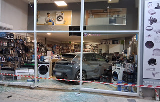 ΝΑΥΠΛΙΟ : Αυτοκίνητο έσπασε τη βιτρίνα και «μπήκε» σε κατάστημα ηλεκτρικών ειδών ΝΑΥΠΛΙΟ : Αυτοκίνητο έσπασε τη βιτρίνα και «μπήκε» σε κατάστημα ηλεκτρικών ειδών