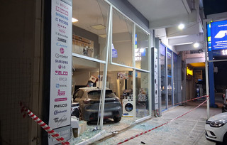 ΝΑΥΠΛΙΟ : Αυτοκίνητο έσπασε τη βιτρίνα και «μπήκε» σε κατάστημα ηλεκτρικών ειδών ΝΑΥΠΛΙΟ : Αυτοκίνητο έσπασε τη βιτρίνα και «μπήκε» σε κατάστημα ηλεκτρικών ειδών