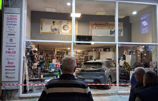 ΝΑΥΠΛΙΟ : Αυτοκίνητο έσπασε τη βιτρίνα και «μπήκε» σε κατάστημα ηλεκτρικών ειδών ΝΑΥΠΛΙΟ : Αυτοκίνητο έσπασε τη βιτρίνα και «μπήκε» σε κατάστημα ηλεκτρικών ειδών