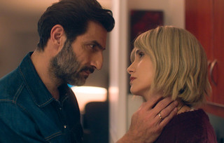 Ο Διονύσης είναι σοκαρισμένος μετά τη συνάντησή του με τον Άγη και αποκαλύπτει στην Κλέλια ότι ο Άγης παραδέχτηκε ότι τον παγίδευσε για να τον εκδικηθεί που κοιμήθηκε με τη Μαρίνα.