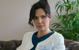 Ο Διονύσης είναι σοκαρισμένος μετά τη συνάντησή του με τον Άγη και αποκαλύπτει στην Κλέλια ότι ο Άγης παραδέχτηκε ότι τον παγίδευσε για να τον εκδικηθεί που κοιμήθηκε με τη Μαρίνα.