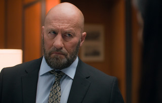 Ο Διονύσης είναι σοκαρισμένος μετά τη συνάντησή του με τον Άγη και αποκαλύπτει στην Κλέλια ότι ο Άγης παραδέχτηκε ότι τον παγίδευσε για να τον εκδικηθεί που κοιμήθηκε με τη Μαρίνα.