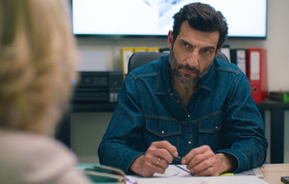 Ο Διονύσης είναι σοκαρισμένος μετά τη συνάντησή του με τον Άγη και αποκαλύπτει στην Κλέλια ότι ο Άγης παραδέχτηκε ότι τον παγίδευσε για να τον εκδικηθεί που κοιμήθηκε με τη Μαρίνα.