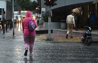 Μαύρισε ο ουρανός στην Αττική, καταιγίδες σε αρκετές περιοχές Μαύρισε ο ουρανός στην Αττική, καταιγίδες σε αρκετές περιοχές