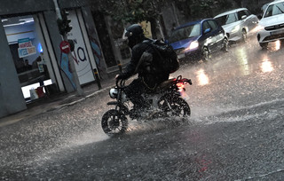 Μαύρισε ο ουρανός στην Αττική, καταιγίδες σε αρκετές περιοχές Μαύρισε ο ουρανός στην Αττική, καταιγίδες σε αρκετές περιοχές